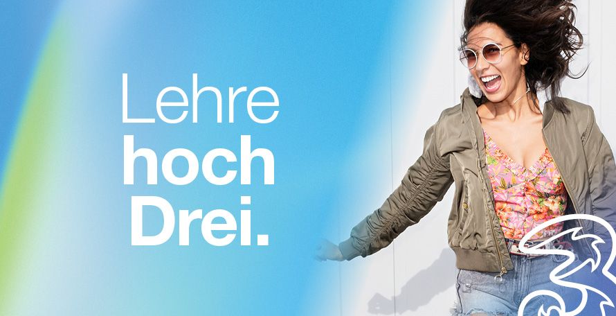 Lehrlingsportal.at Eine Frau mit Sonnenbrille und einem geblümten Oberteil lächelt mit ausgestreckten Armen. Der Text lautet "Lehre hoch Drei." auf blauem und weißem Hintergrund.