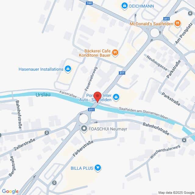 Lehrlingsportal.at Karte eines Teils von Saalfelden, Österreich, mit Straßen, Geschäften, einem Fluss und Orten wie einem Café, einem Supermarkt und einem Installationsdienst.