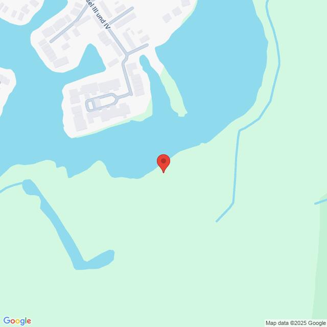 Lehrlingsportal.at Die Karte zeigt einen Standort am Rande eines Gewässers, in der Nähe von Wohngebäuden und umgeben von Grünflächen.