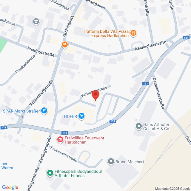 Lehrlingsportal.at Eine digitale Karte, die die Gegend um die Karlningerstraße in Hartkirchen, Österreich, zeigt, mit Beschriftung der nahegelegenen Geschäfte und Straßen. Eine rote Standortnadel markiert einen bestimmten Punkt in der Karlningerstraße.
