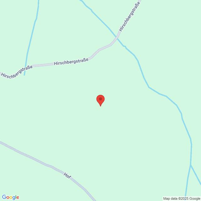 Lehrlingsportal.at Eine Karte mit einer roten Standortnadel in einem ländlichen Gebiet in der Nähe der Hirschbergstraße und der Straßen von Hof, umgeben von grünem Terrain.