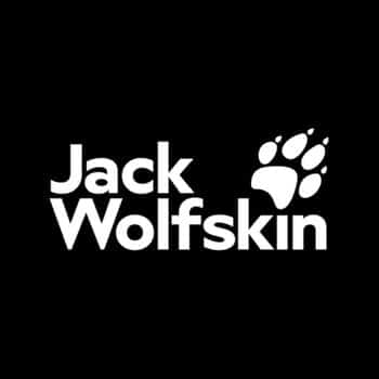 Lehrlingsportal.at Das Jack Wolfskin Logo zeigt den Markennamen in fetten weißen Buchstaben mit einer Pfotengrafik auf schwarzem Hintergrund.