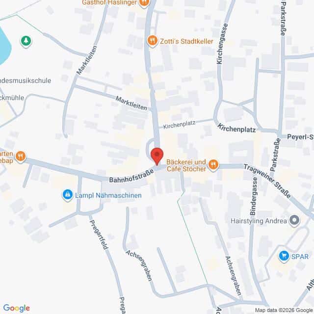 Lehrlingsportal.at Eine Karte, die den Standort von Bäckerei und Café Stöcher in der Bahnhofstraße in der Nähe von Marktplatz und Kirchenplatz in einer Kleinstadt zeigt.