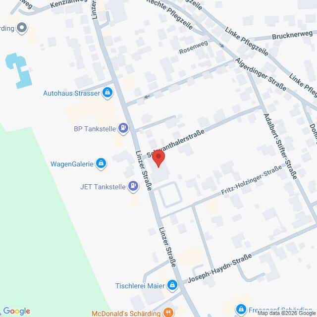 Lehrlingsportal.at Eine Karte, die die Kreuzung der Senefelderstraße mit der Linzer Straße in Schärding, Österreich, zeigt, mit Markierung der nahe gelegenen Tankstellen und Geschäfte.