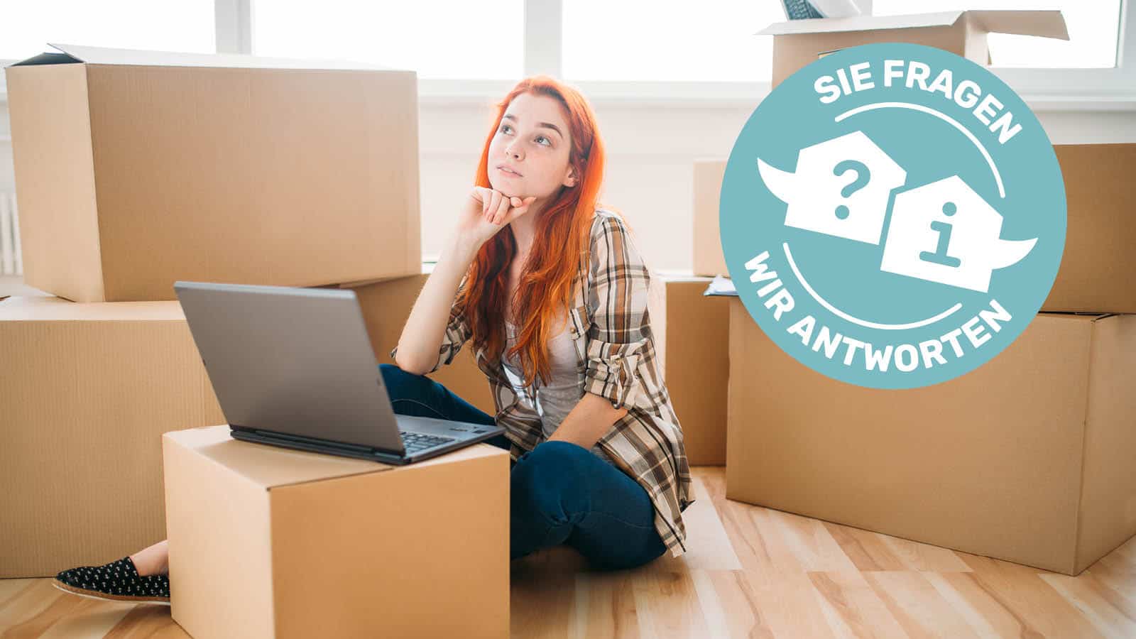 Lehrlingsportal.at Eine Frau sitzt zwischen Umzugskartons mit einem Laptop auf dem Boden. Eine kreisförmige Grafik mit deutschem Text lautet "Sie fragen, wir antworten" mit Fragezeichen-Symbolen.