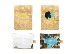 Lehrlingsportal.at Vier Ansichten eines unscharfen Notizbuchs mit dem Logo "Die Schafsdetektive", einer Lupengrafik, leeren linierten Seiten und einem Bild von Schafen und anderen Tieren, die nach unten schauen.