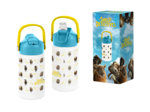 Lehrlingsportal.at Zwei weiße Wasserflaschen mit blauen Deckeln und gelben Griffen, auf denen Schafe und ein Vergrößerungsglas abgebildet sind, stehen neben einer Schachtel mit dem Thema "Schafsdetektive".