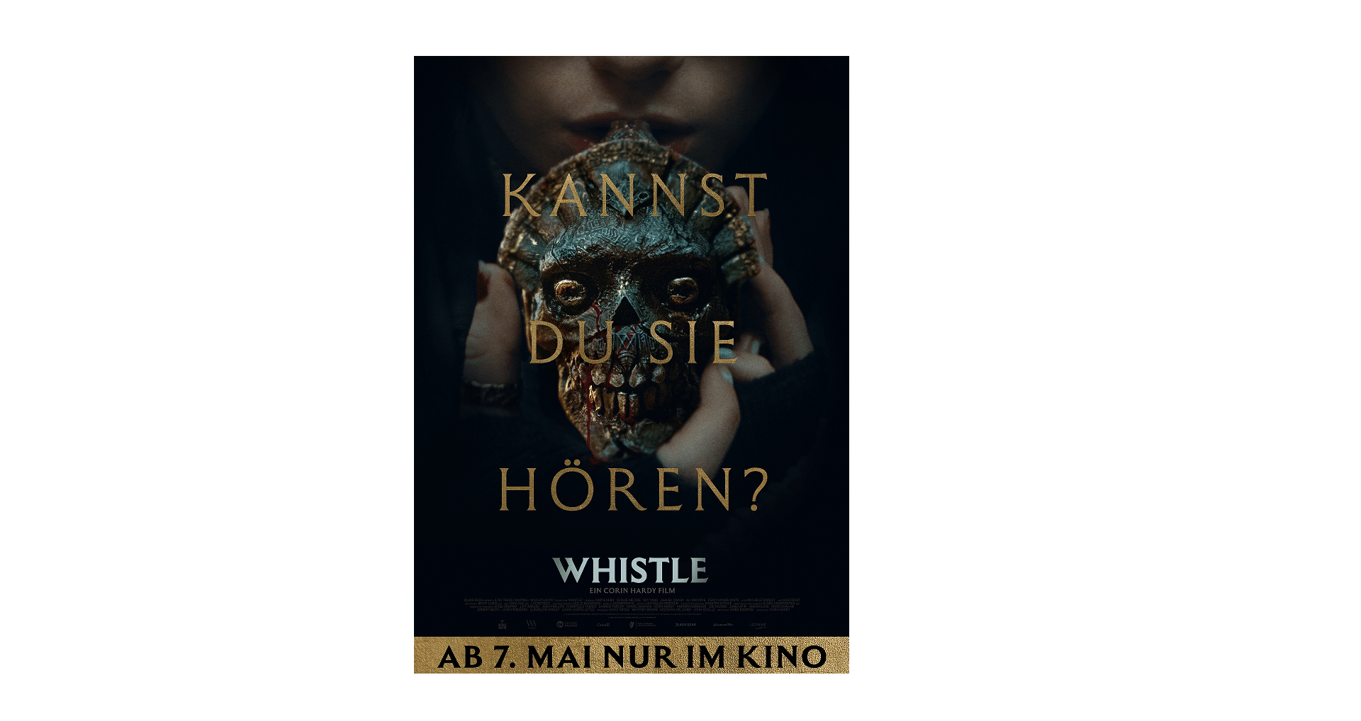 Lehrlingsportal.at Eine Person hält sich eine verzierte Totenkopfmaske vor das Gesicht. Der Text auf dem Bild lautet: "Kannst du sie hören?" und "Pfeifen". Erscheinungsdatum: 7. Mai, nur in den Kinos.