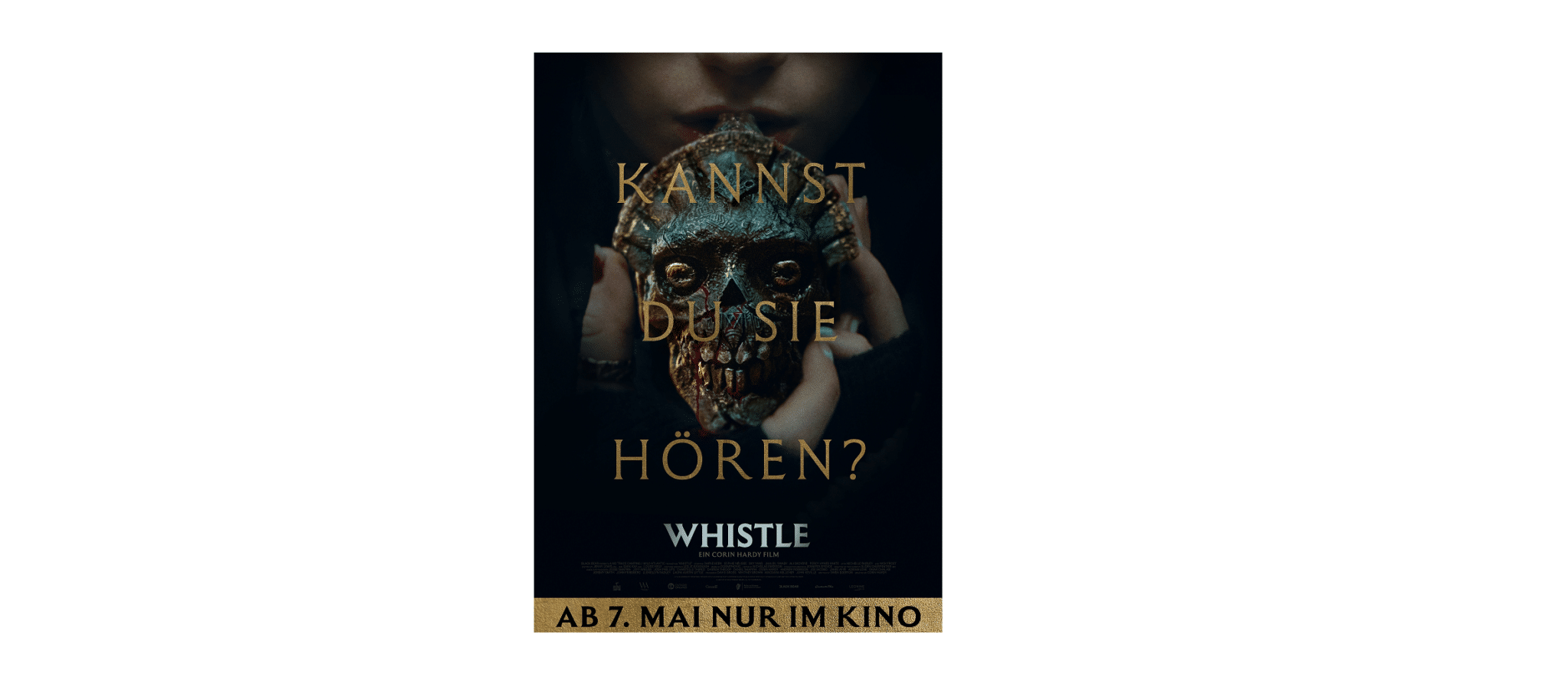 Lehrlingsportal.at Eine Person hält sich eine verzierte Totenkopfmaske vor das Gesicht. Der Text auf dem Bild lautet: "Kannst du sie hören?" und "Pfeifen". Erscheinungsdatum: 7. Mai, nur in den Kinos.