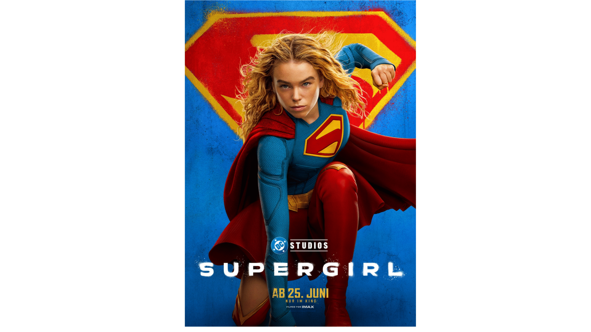 Lehrlingsportal.at Eine Frau in einem Supergirl-Kostüm kniet vor einem großen Superman-Emblem auf blauem Hintergrund, unter dem das Wort „Supergirl“ und das Erscheinungsdatum stehen.