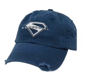 Lehrlingsportal.at Eine marineblaue Baseballkappe im Used-Look mit der Aufschrift „Supergirl“ und einem stilisierten „S“-Logo, das auf der Vorderseite aufgestickt ist.