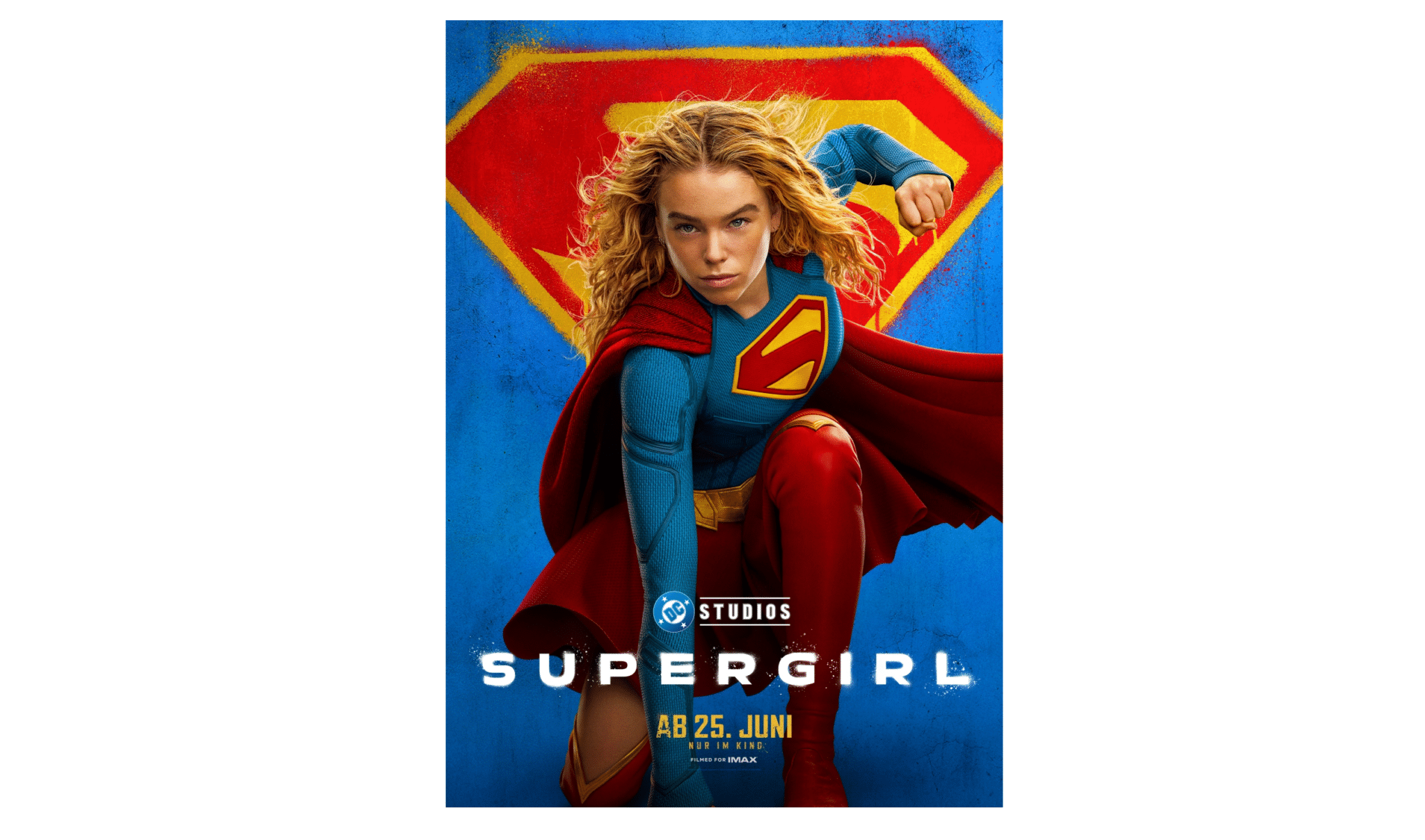 Lehrlingsportal.at Eine Frau in einem Supergirl-Kostüm kniet vor einem großen Superman-Emblem auf blauem Hintergrund, unter dem das Wort „Supergirl“ und das Erscheinungsdatum stehen.