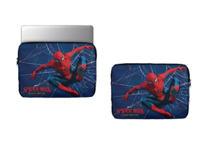 Lehrlingsportal.at Zwei blaue Laptoptaschen mit Spider-Man in einer Action-Pose vor einem Spinnennetz-Hintergrund und dem Schriftzug „Spider-Man Brand New Day“ in der unteren linken Ecke.