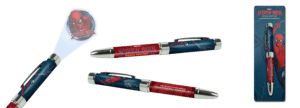Lehrlingsportal.at Ein Stift im Spider-Man-Design mit rot-blauer Gestaltung, silbernen Akzenten und einer Projektorspitze, die ein Spider-Man-Logo anzeigt; die Verpackung ist rechts abgebildet.