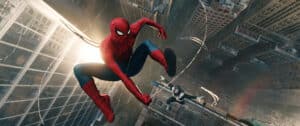 Lehrlingsportal.at Spider-Man schwingt sich zwischen den Wolkenkratzern einer Stadt hin und her, während ihm eine weitere kostümierte Gestalt hoch über den Straßen folgt.