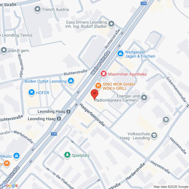 Lehrlingsportal.at Eine Karte, die einen Ausschnitt aus Leonding (Österreich) zeigt und Geschäfte und Sehenswürdigkeiten wie die SINO WOK GmbH WOK'n GRILL, HOFER und die Maximalian Apotheke entlang der Hauptstraßen hervorhebt.