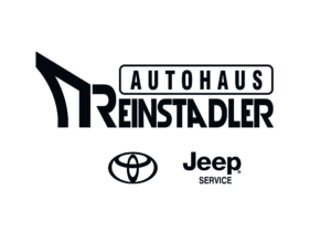 Lehrlingsportal.at Das Logo von Autohaus Reinstadler über den Logos von Toyota und Jeep Service auf hellgrauem Hintergrund.
