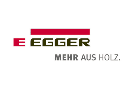 Lehrlingsportal.at Das Egger-Firmenlogo mit der Aufschrift „E EGGER“ in fetten Buchstaben und darunter „MEHR AUS HOLZ“, alles auf weißem Hintergrund.