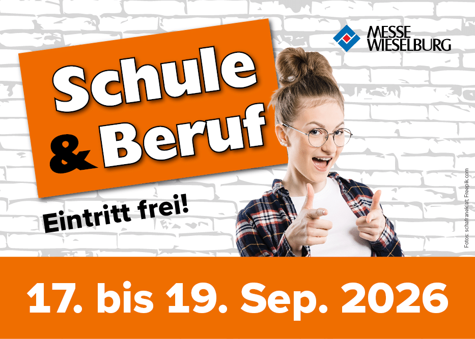 Lehrlingsportal.at Junge Frau, die vor einer weißen Backsteinmauer steht, auf etwas zeigt und lächelt; daneben sind die Veranstaltungsdetails zu „Schule & Beruf“ auf der Messe Wieselburg zu sehen – Eintritt frei, vom 17. bis 19. September 2026.