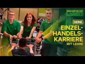 Lehrlingsportal.at Drei junge Erwachsene in grünen T-Shirts schieben einen Einkaufswagen durch einen Gang im Geschäft. Ein auffälliger gelber Schriftzug wirbt für eine Karriere im Einzelhandel mit Ausbildung.