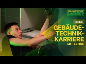 Lehrlingsportal.at Ein junger Mann liegt auf dem Boden und repariert Rohre unter einem Waschbecken. Der Text lautet: „Deine Karriere in der Gebäudetechnik mit einer Ausbildung. Was hast du zu bieten?“.
