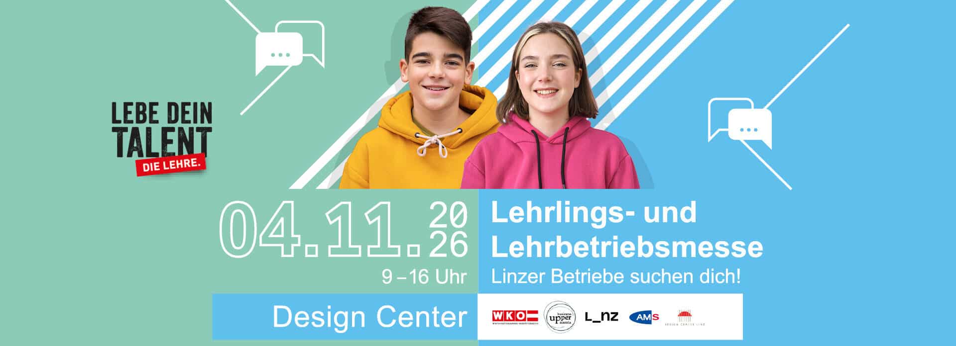 Lehrlingsportal.at Zwei Teenager in Kapuzenpullis lächeln vor den Angaben zur Ausbildungsmesse – darunter Datum, Uhrzeit und Veranstaltungsort im Design Center – mit Logos und dem Veranstaltungstitel auf blau-grünem Hintergrund.