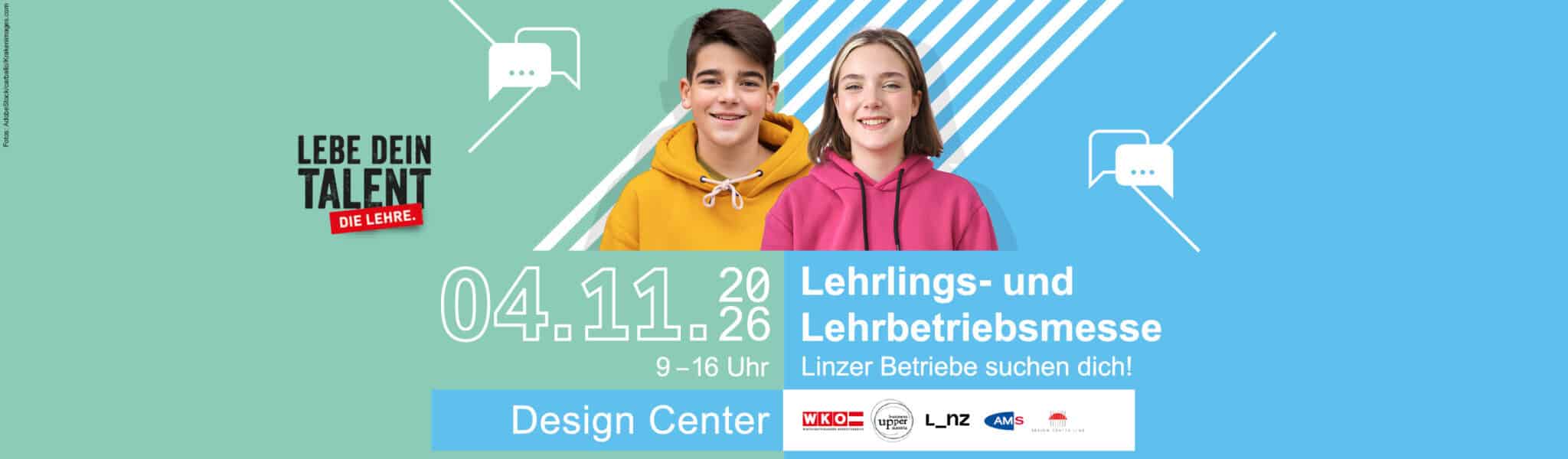 Lehrlingsportal.at Zwei Teenager in Kapuzenpullis lächeln vor den Angaben zur Ausbildungsmesse – darunter Datum, Uhrzeit und Veranstaltungsort im Design Center – mit Logos und dem Veranstaltungstitel auf blau-grünem Hintergrund.
