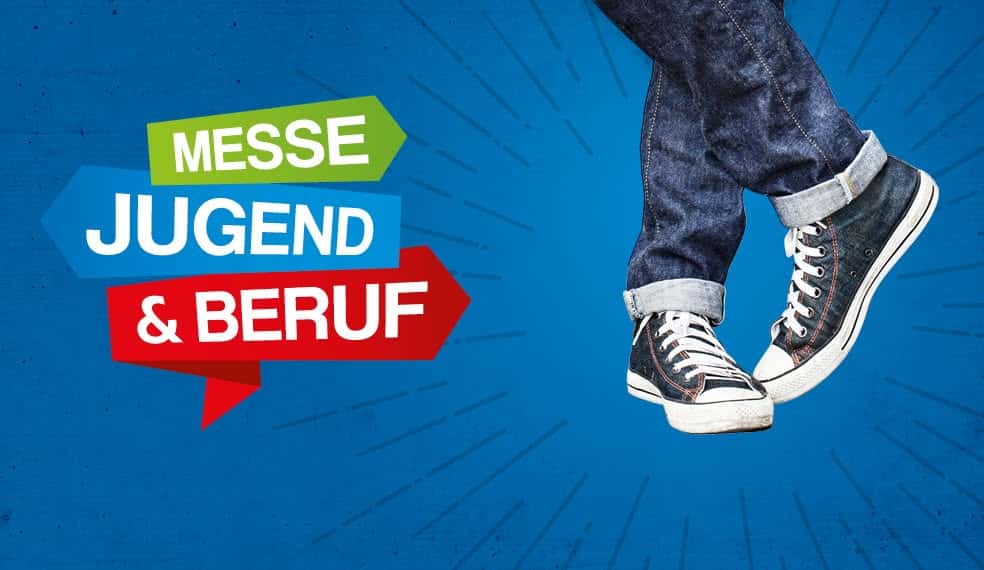 Lehrlingsportal.at Ein Paar Beine in Jeans mit Umschlag und schwarzen Turnschuhen ist mitten im Sprung neben bunten Schildern mit der Aufschrift „Messe Jugend & Beruf“ auf blauem Hintergrund zu sehen.