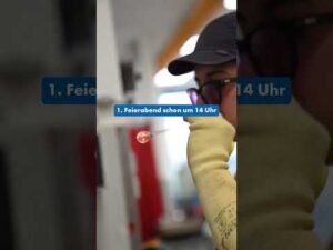 Lehrlingsportal.at Eine Person, die eine Schutzbrille und Handschuhe trägt, arbeitet in einer Werkstatt mit einem kleinen, erhitzten Glasgegenstand. Der deutsche Text auf dem Bild lautet: „1. Feierabend schon um 14 Uhr.“.