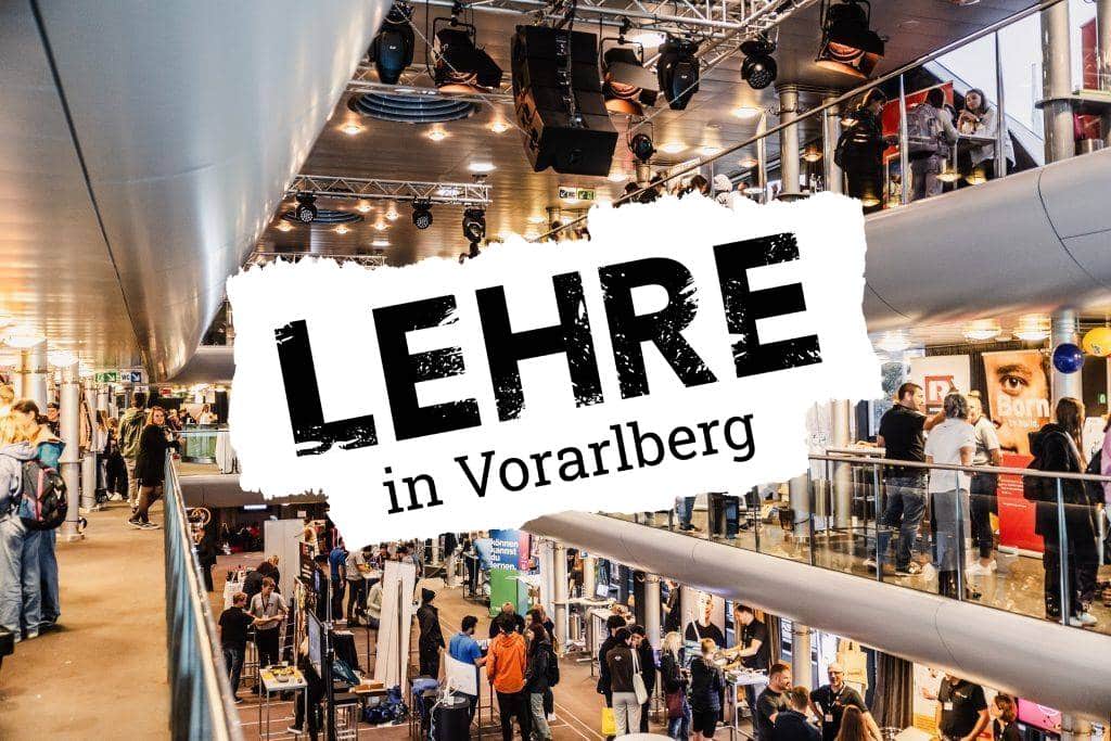 Lehrlingsportal.at Eine gut besuchte Veranstaltung in einem Saal mit Besuchern auf zwei Ebenen, Ausstellungsständen und einem großen Schild in der Mitte mit der Aufschrift „LEHRE in Vorarlberg“.