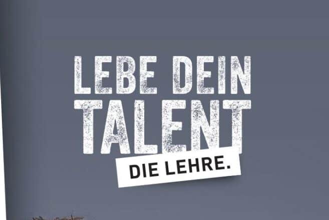 Lehrlingsportal.at Graues Plakat mit fettgedrucktem weißem Schriftzug „Lebe dein Talent“ und darunter dem kleineren Schriftzug „Die Lehre“, beides auf einfarbigem Hintergrund.