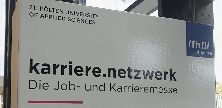Lehrlingsportal.at Schild für die Job- und Karrieremesse „karriere.netzwerk“ an der Fachhochschule St. Pölten, auf dem das Logo und der Name der Hochschule deutlich zu erkennen sind.