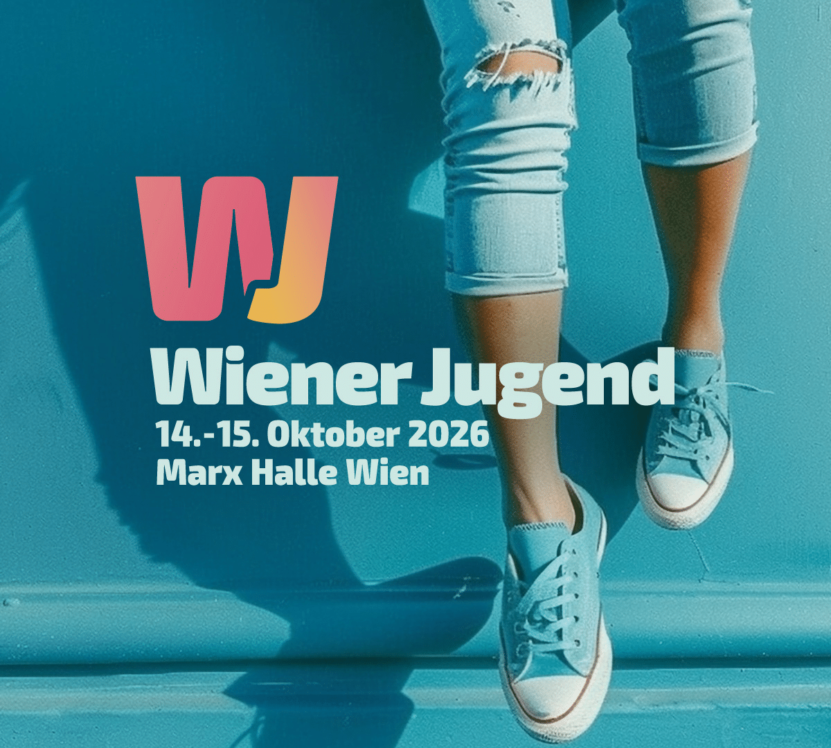 Lehrlingsportal.at Eine Person in hochgekrempelten Jeans und türkisfarbenen Sneakers sitzt an einer türkisfarbenen Wand. Der Text lautet: „Wiener Jugend, 14.–15. Oktober 2026, Marx Halle Wien.“.