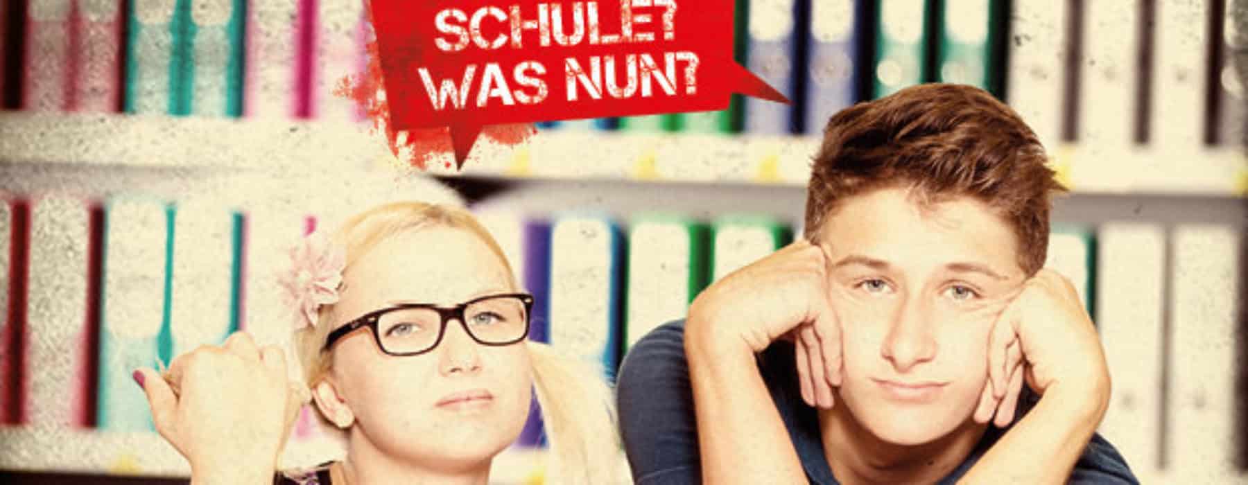 Lehrlingsportal.at Zwei Schüler sitzen an einem Schreibtisch und wirken gelangweilt oder müde; hinter ihnen stehen Regale mit bunten Ordnern. In einem roten Textfeld darüber steht die Frage: „Schule! Was nun?“.