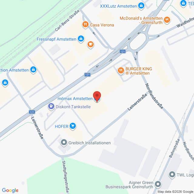 Lehrlingsportal.at Kartenansicht mit mömax Amstetten als Mittelpunkt, markiert durch eine rote Standortmarkierung, sowie umliegende Geschäfte und Straßen.