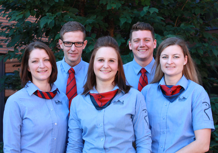 Ausbildungsbetreuerteam Gruppenfoto in blauen Hemden
