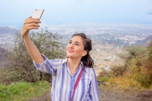 Junge Frau macht Selfie - Ausland