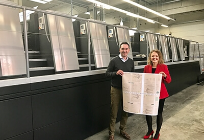 Druckerei Boesmueller Zwei Mitarbeiter Stehen Bei Der Bogendruckmaschine