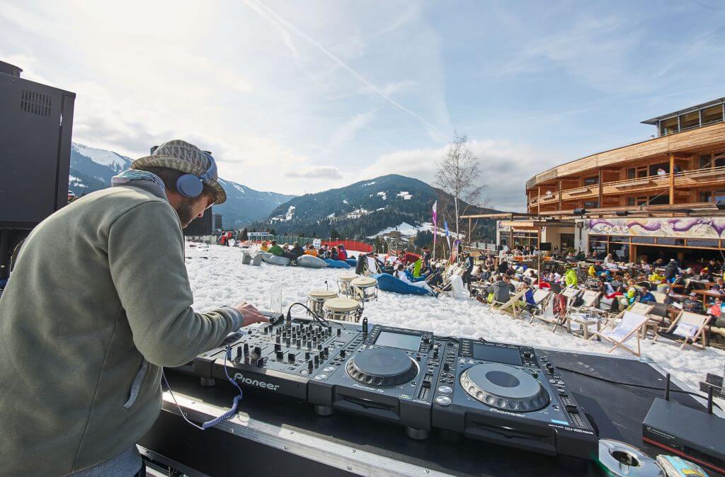 DJ bei Apres-Ski-Party Outdoor