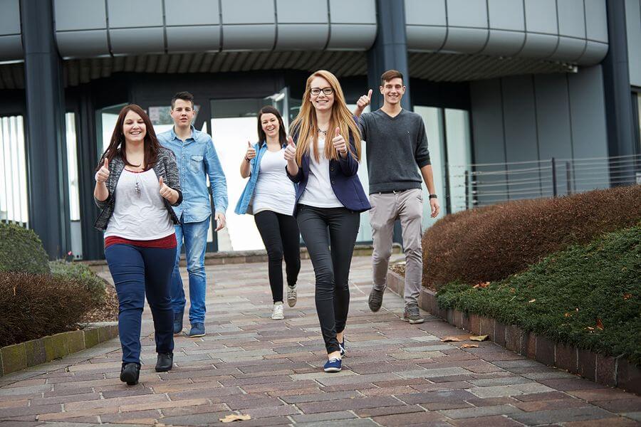 Gruppenfoto Lehrlinge vor Firmengebäude