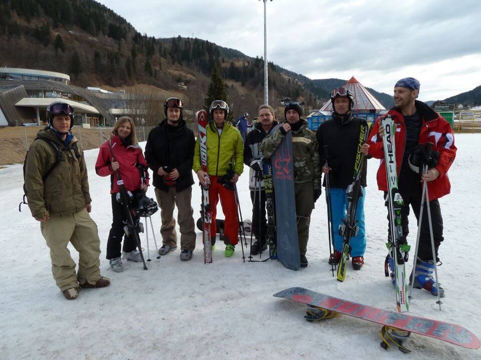 Lehrlinge mit Ausbildner beim Skitag