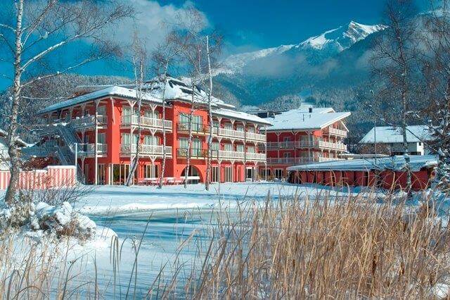 Aussenansicht Hotelanlage mit gefrorenem See