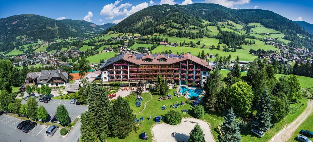 Luftbild Hotelanlage mit Bergkulisse