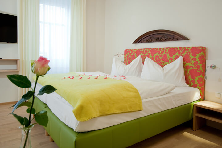 grünes Doppelbett mit gelber Decke