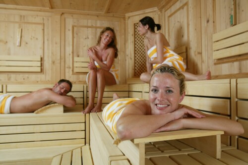 Gäste entspannen und unterhalten sich in der Sauna
