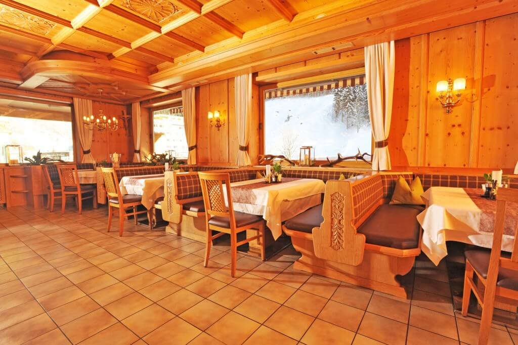 Hotelrestaurant alles in Holz gehalten