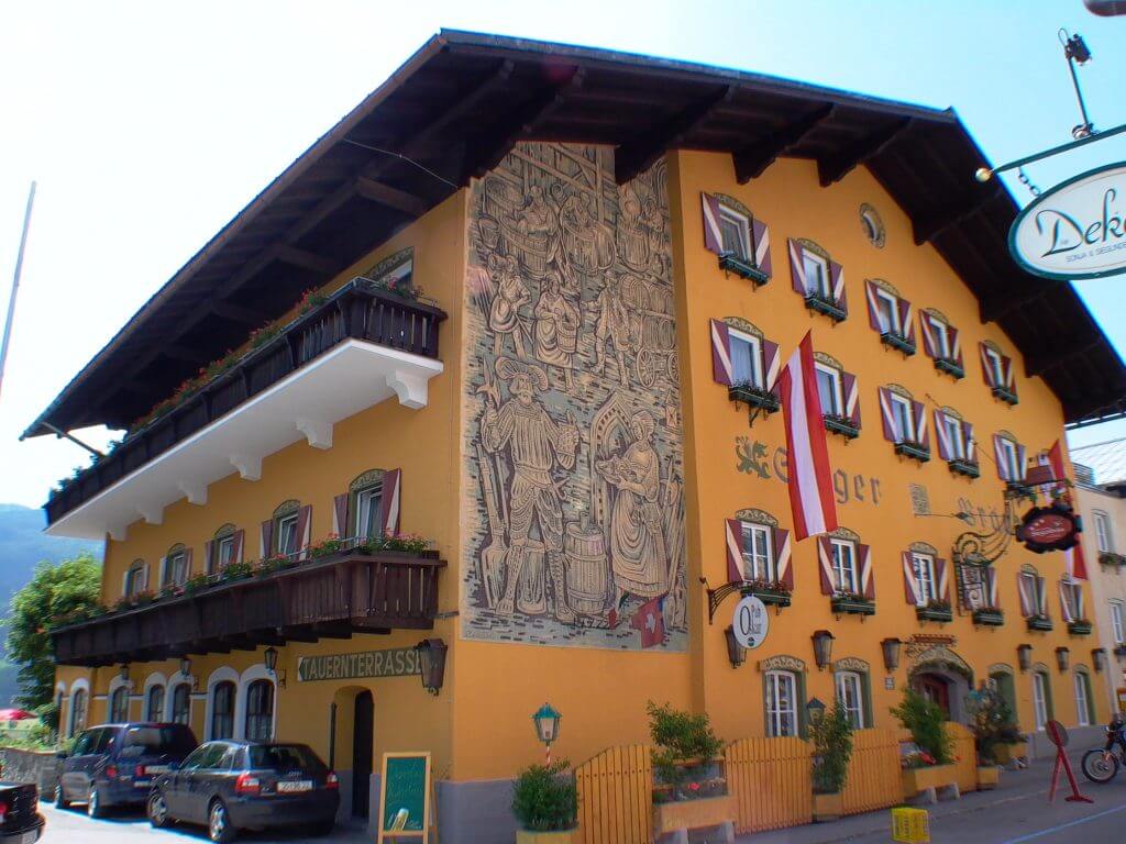 Aussenansicht Hotel mit orangener Fassade