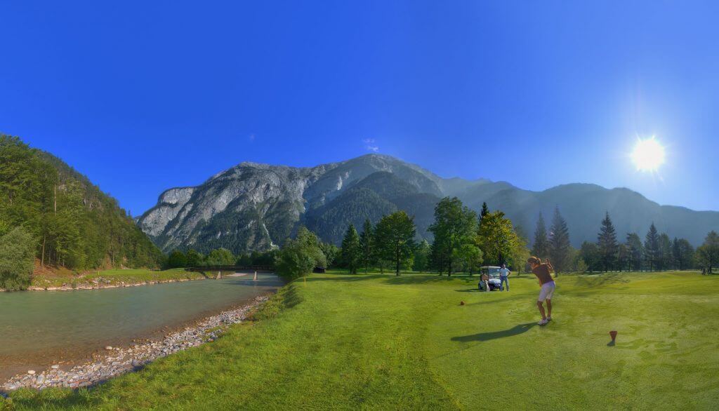 Golfer mit Caddy in der Natur
