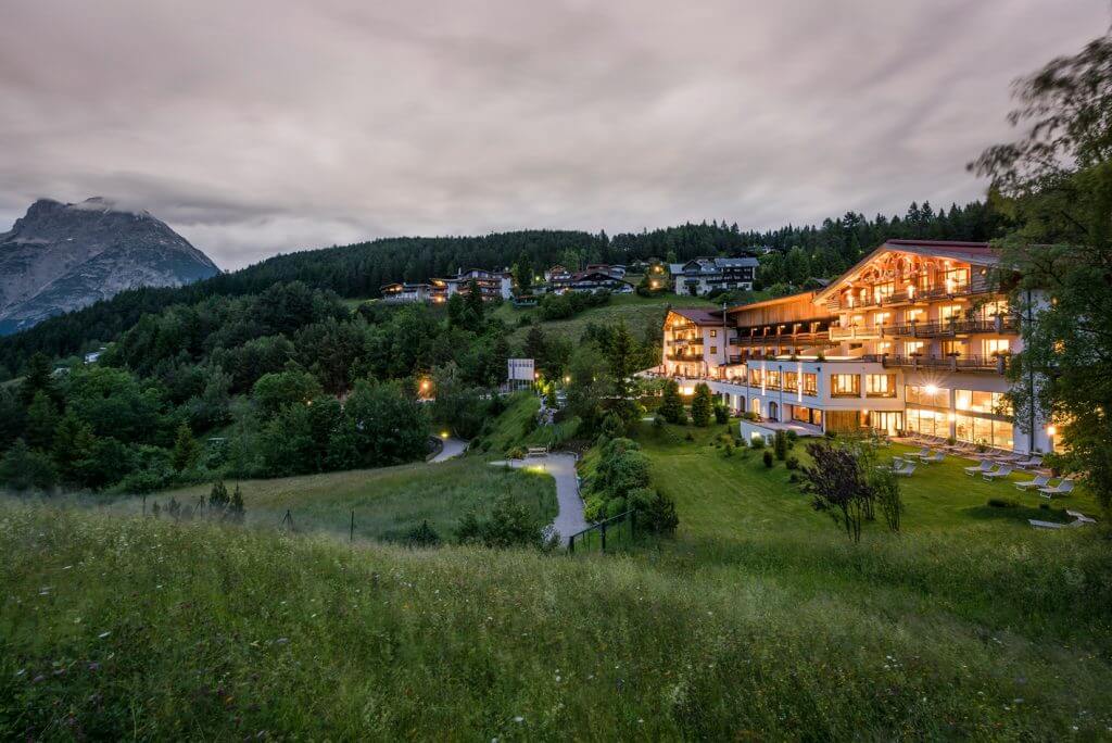 Aussenansicht Hotelanlage mit Zufahrt und Ausblick auf die Berge