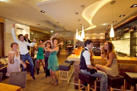 Hotelgäste feiern in Hotelbar